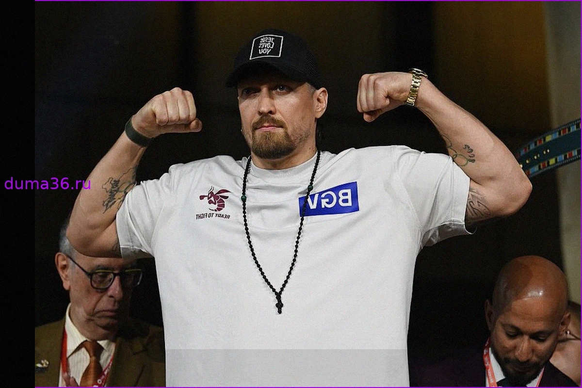 Усик победил кикбоксера в чемпионском бою у пирамид Египта