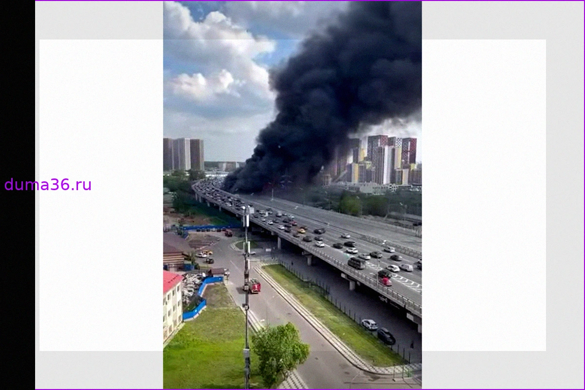 Движение по Северо-Восточной хорде в Москве полностью остановлено из-за крупного пожара