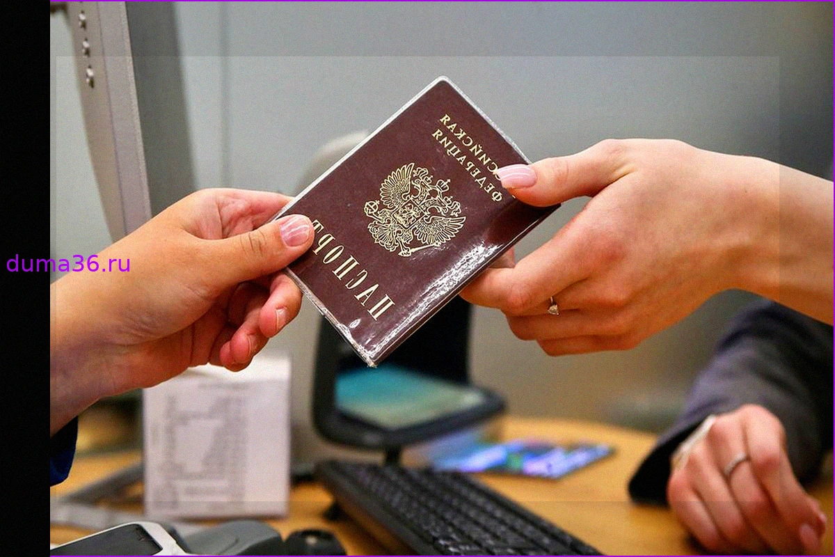 Гражданство России возвращено женщине, ранее лишенной его за оскорбления русских людей