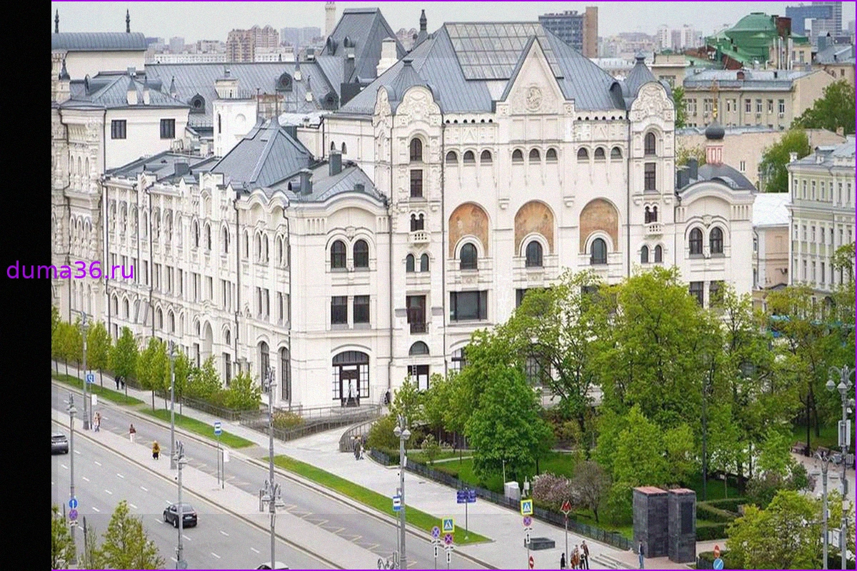 Масштабный ремонт дорожного покрытия начался на Новой площади в Москве