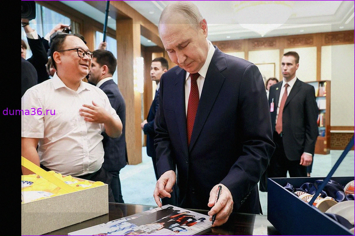 Китайский инженер Пэн Пай подарил Путину фарфоровый сервиз