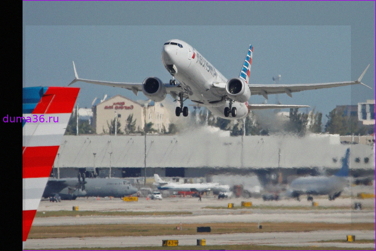 Инцидент в Чикаго: самолет American Airlines приземлился со спущенными шинами шасси
