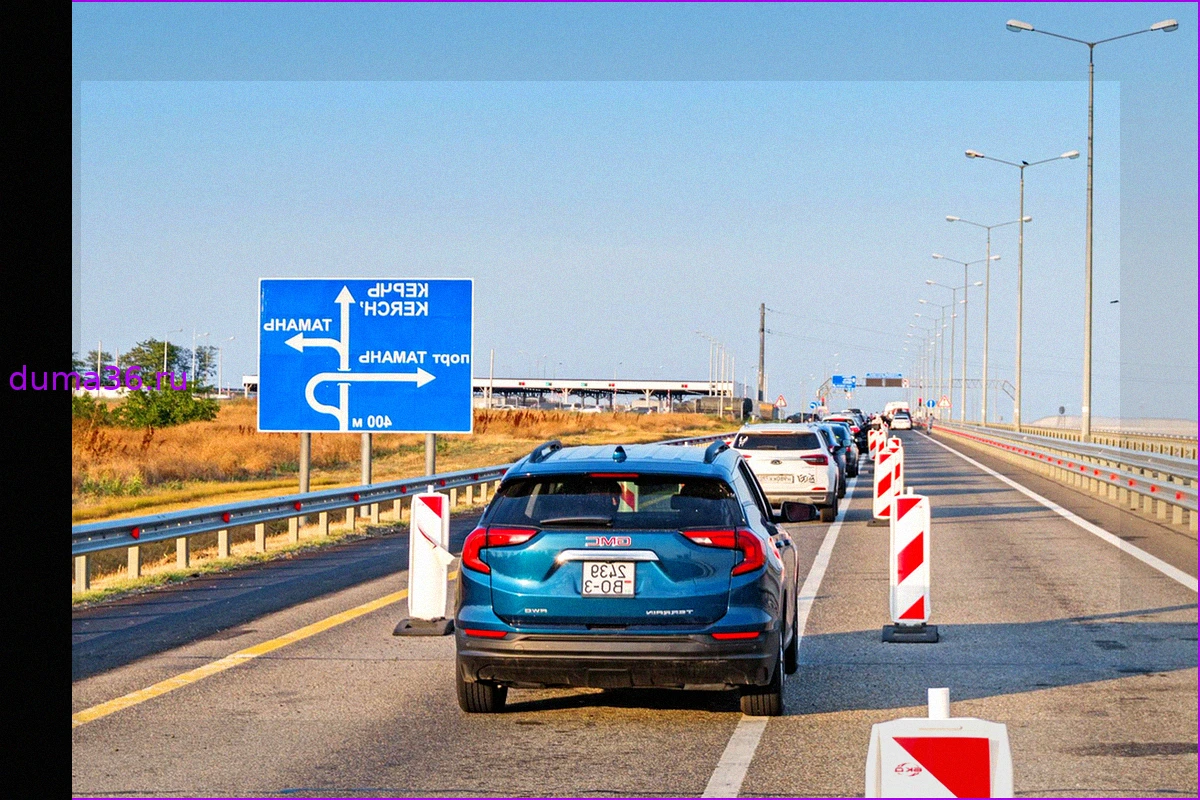Перед Крымским мостом скопилась очередь из сотен автомобилей