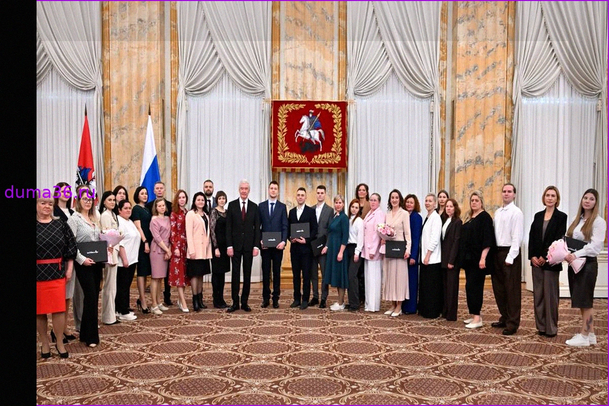 Ключи к успеху: лучшие медсестры, акушерки и фельдшеры Москвы получили автомобили