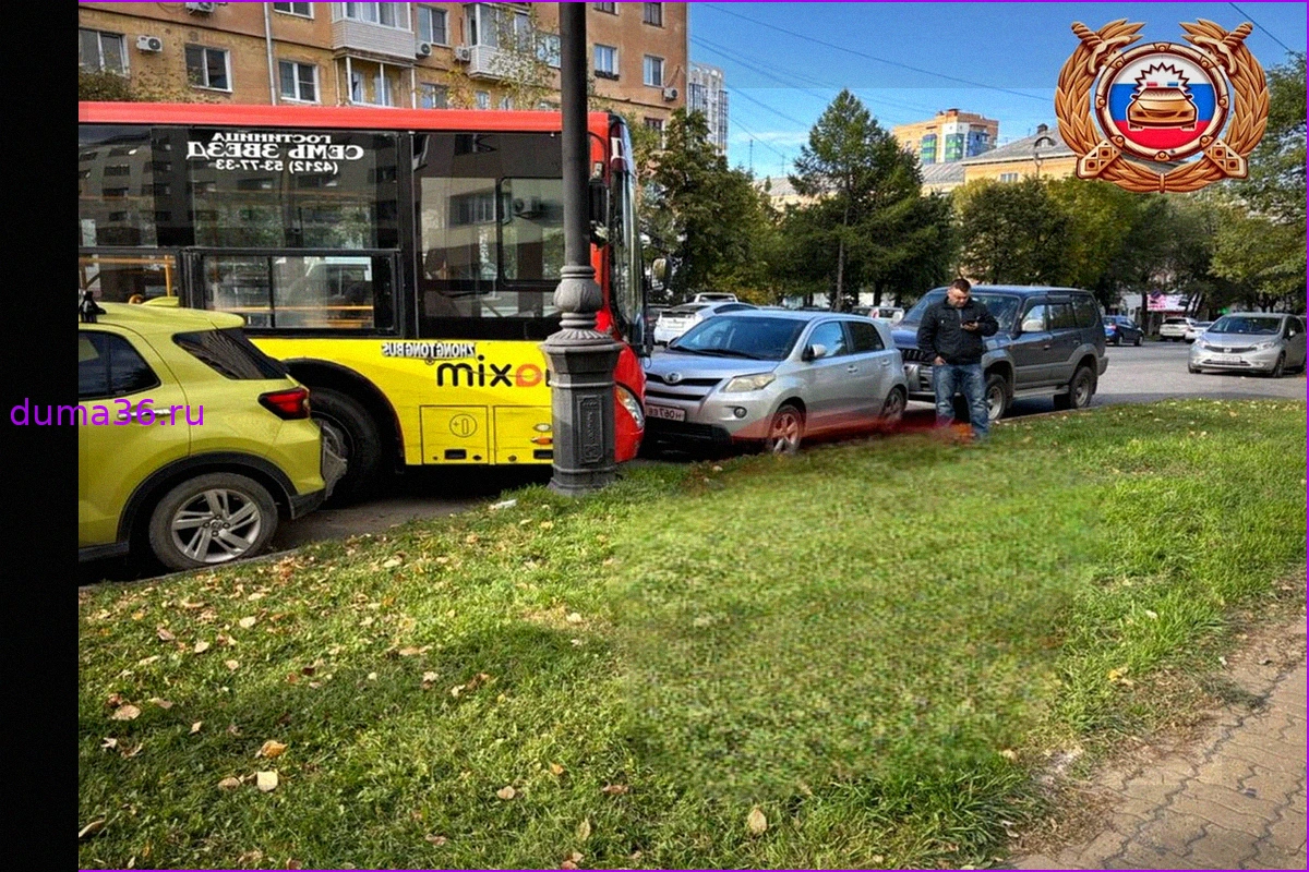 Автобус без водителя врезался в машины в Хабаровске