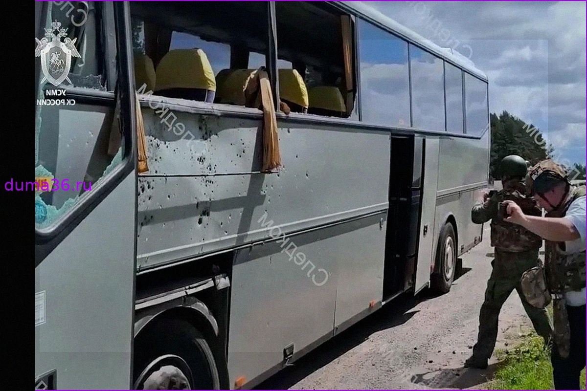 Эвакуация пострадавших при атаке БПЛА на автобус под Брянском, включая пятерых детей, в Белоруссию