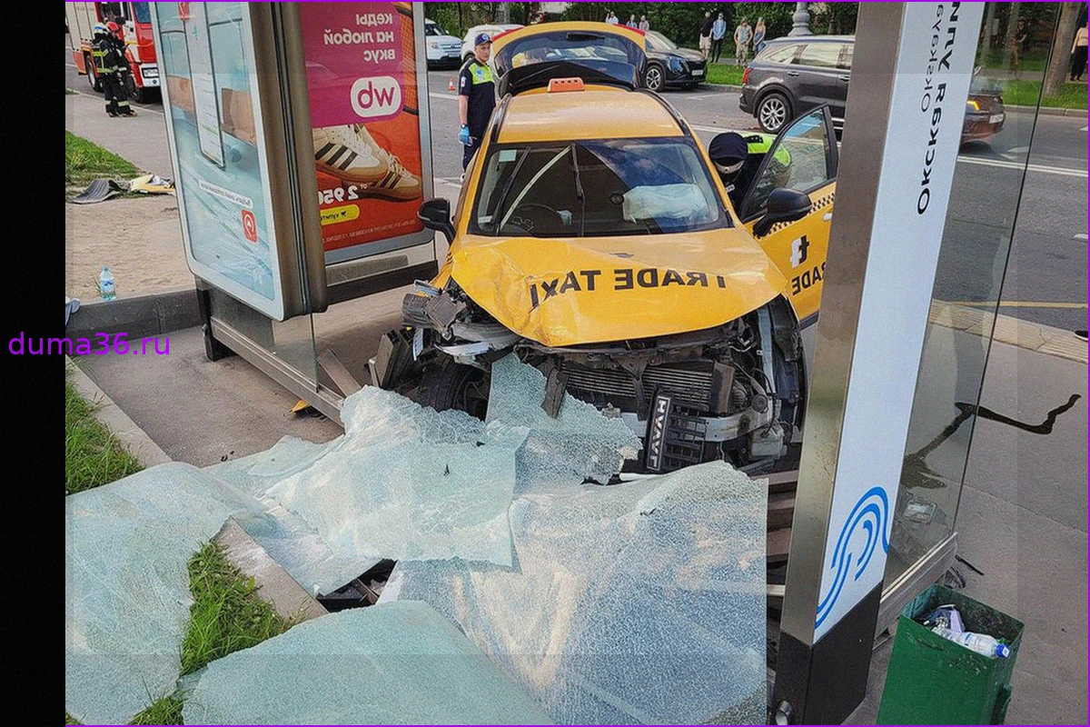 Двое пострадали при ДТП с вылетом авто на тротуар в Москве