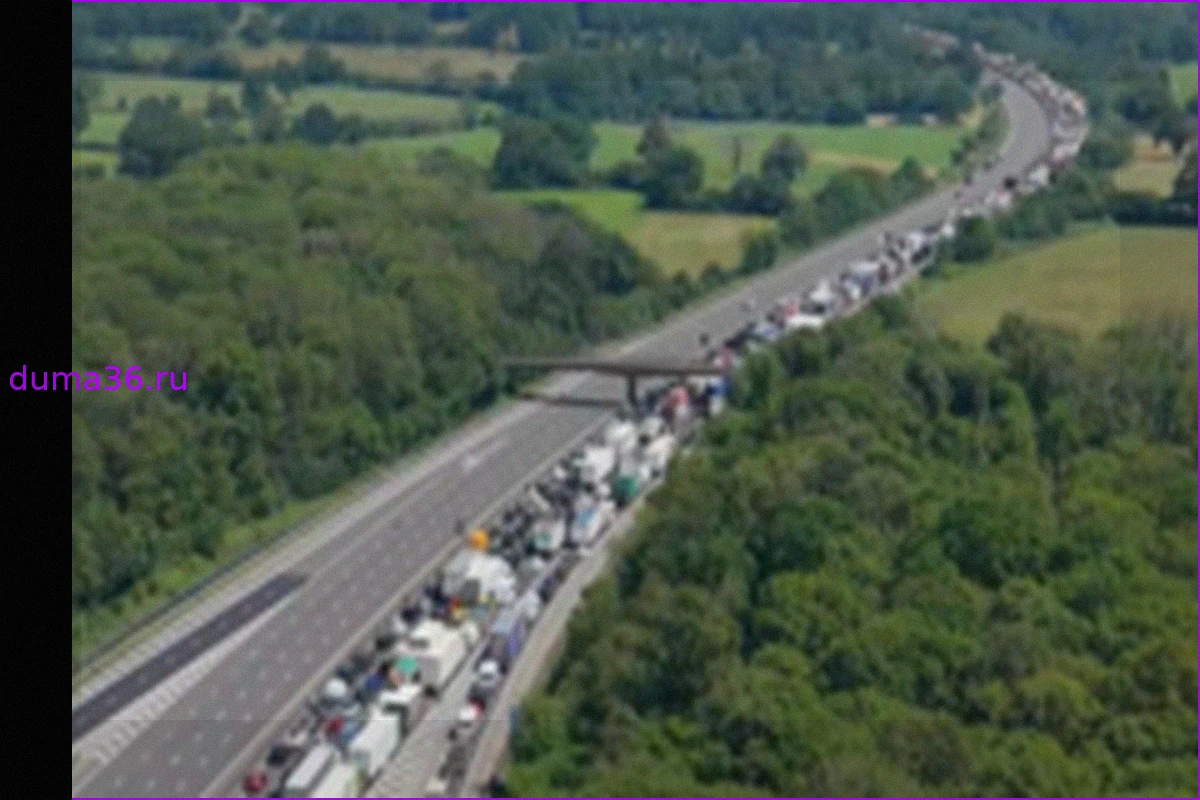 Десять госпитализированы: M25 парализована жарой и пробками