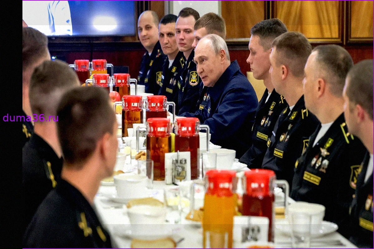 Кадры обеда Владимира Путина с моряками крейсера "Варяг"